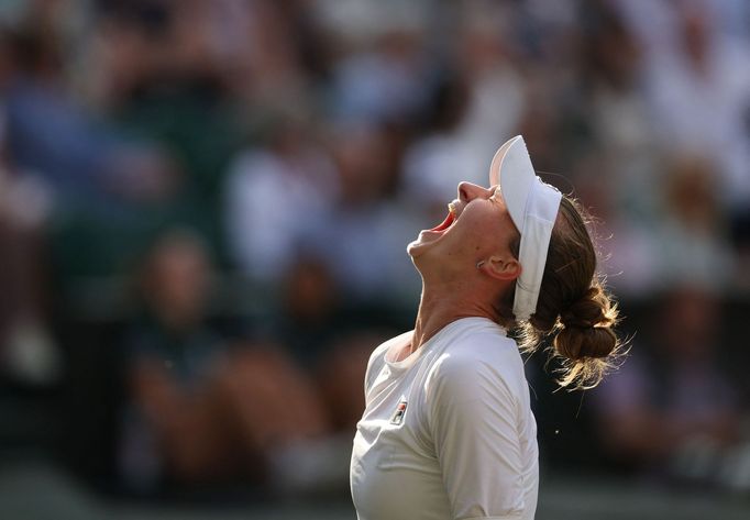 Barbora Krejčíková během semifinále Wimbledonu