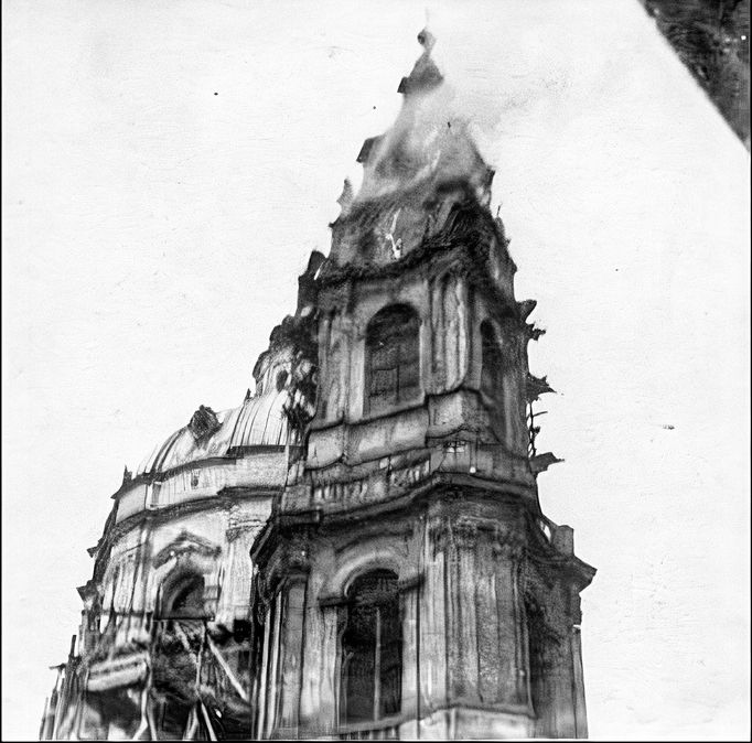 Požár kopule kostela sv. Mikuláše na Malostranském náměstí, ke kterému došlo 1. září roku 1925. Archivní snímek z historie Hasičského záchranného sboru v Praze.