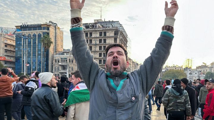 Tyran Asad padl, hlásí povstalci i exilová opozice. Kam prezident zmizel není jasné