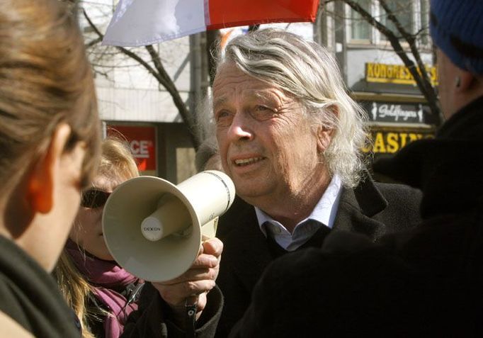 Na demonstraci vystoupil jediný český politik, vládní zmocněnec pro lidská práva Svatopluk Karásek.