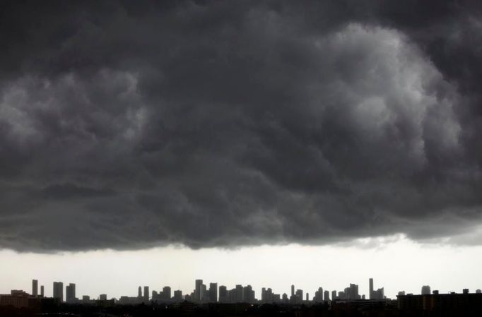 Strašidelná mračna se stahují nad Miami.