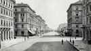 Ulice Andrássy (Sugár) út při pohledu směrem k Városliget, v popředí křižovatka Nagymező utca. Fotografie byla pořízena kolem roku 1878.