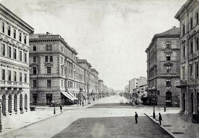 Ulice Andrássy (Sugár) út při pohledu směrem k Városliget, v popředí křižovatka Nagymező utca. Fotografie byla pořízena kolem roku 1878.