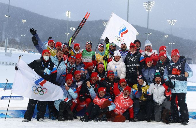 Radost ruských běžců na lyžích z vítězství ve štafetě na ZOH 2022.