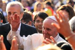 Papež navštívil věznici Bolívii, nyní je v Paraguayi