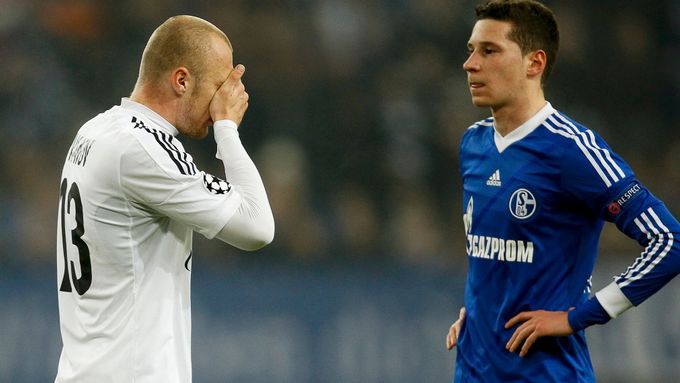 Podívejte se na nepříjemné zaváhání rozhodčích v utkání mezi Schalke 04 a Basilejí.