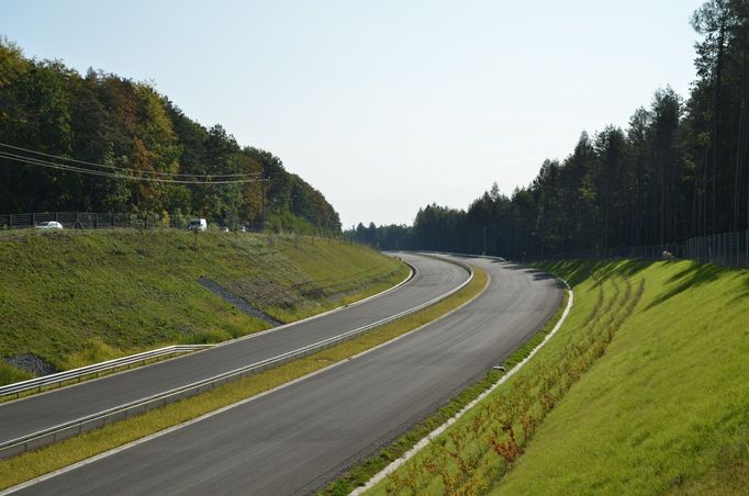 Snímky z dokončované dálnice D6 u Řevničova.