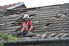 Vítr v Moravské Nové Vsi poškodil dvě desítky střech. Hasiči odstraňují škody