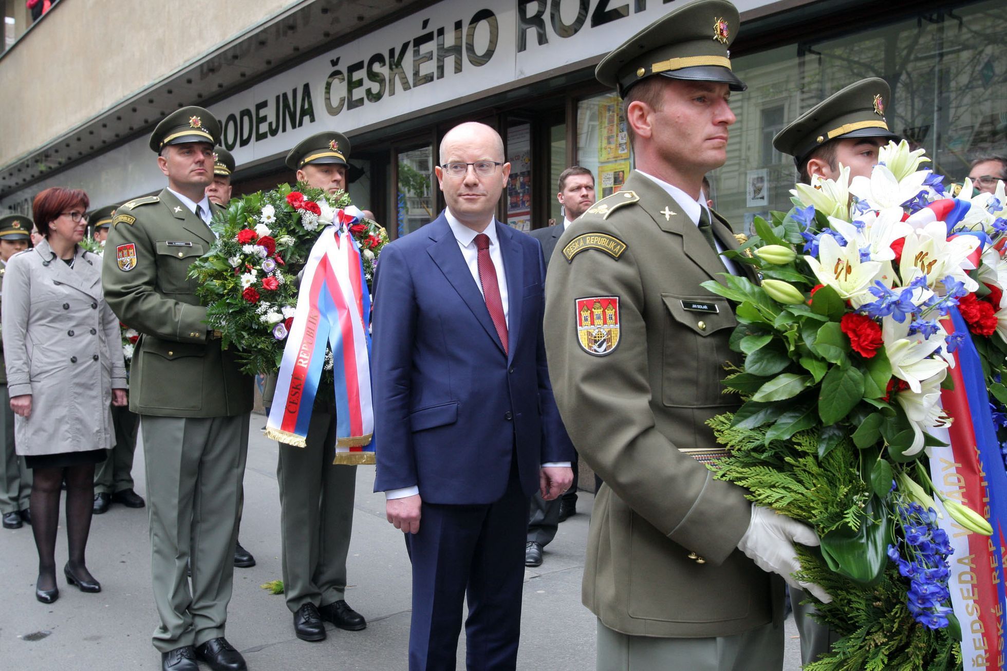 Sobotka u rozhlasu klade věnec