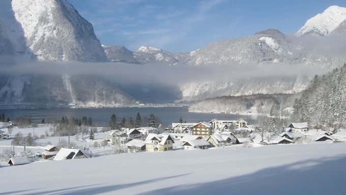 Pohled na vesnici Obertraun v Horním Rakousku.