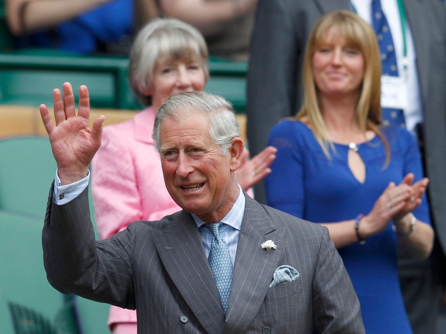 Princ Charles mává tenisovým fanouškům na Centr kurtu během utkání Rogera Federera a Fabia Fogniniho.
