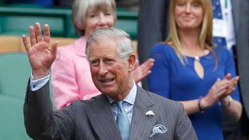 Princ Charles mává tenisovým fanouškům na Centr kurtu během utkání Rogera Federera a Fabia Fogniniho.