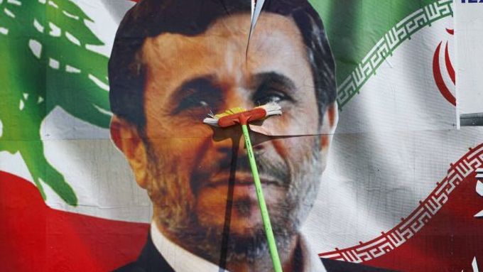 Výlep plakátu s Ahmadínežádem v jiholibanonské vesnici.