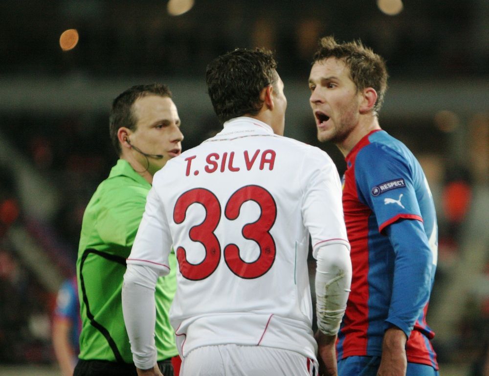 Plzeňský Marek Bakoš si něco vyříkává s Thiagem Silvou z AC Milán ve vzájemném utkání Ligy mistrů 2011