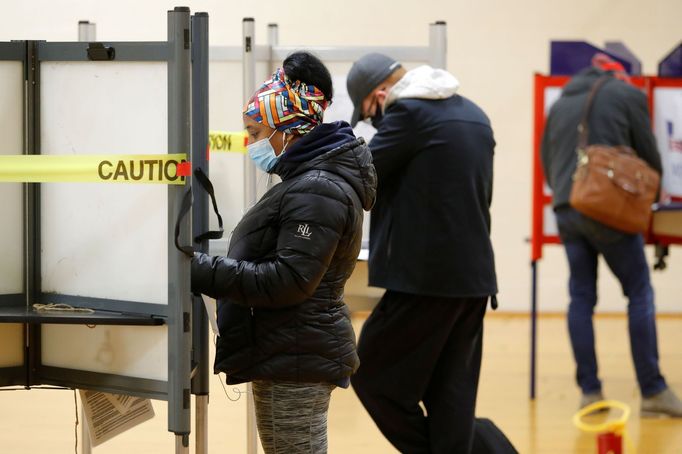 Lidé vyplňují volební lístky v Portlandu ve státě Maine, atmosféra je i po uzavření místností napjatá, popisuje pro Aktuálně umělkyně Joyce.