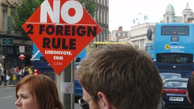 NE zákonům z ciziny. Jeden z tisíce plakátů v ulicích irské metropole.