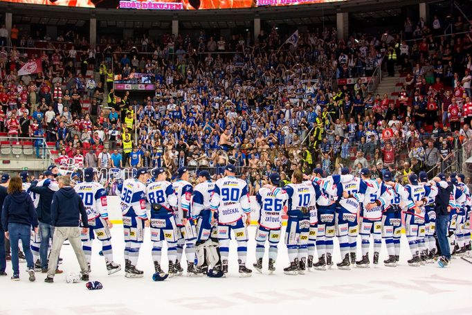 Hokejisté Komety Brno slaví zisk třináctého extraligového titulu.