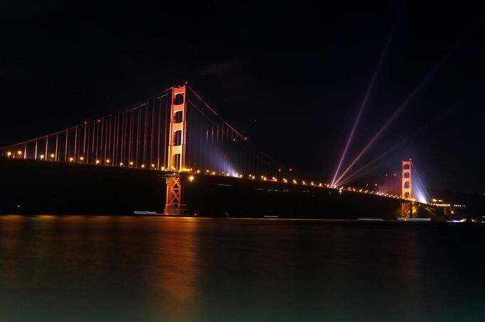 A view of the Golden Gate Bridge after a fireworks show during the 75th anniversary celebration of the iconic span in San Francisco, California May 27, 2012. REUTERS/Robert Galbraith (UNITED STATES - Tags: ANNIVERSARY SOCIETY) Published: Kvě. 28, 2012, 5:37 dop.