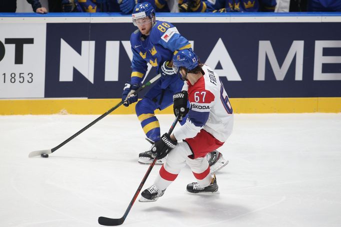 Willian Nylander a Michael Frolík v zápase Česko - Švédsko na MS 2019