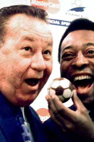 Bývalý francouzský fotbalista Just Fontaine (vlevo) s Pelém v roce 1998