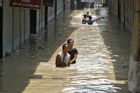 Voda v Pákistánu zasáhla 300 000 lidí, přes 100 zemřelo