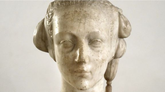 Mramorová busta nese znak „Ceciliae Gonzagae Opvs Donatelli“, muzejníci si desítky let mysleli, že jde o kopii Donatellova portrétu italské šlechtičny.