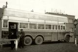 Autobus na plyn začal jezdit v pražské Michli v roce 1944. Jedna nádrž mu vydržela na asi 18 kilometrů