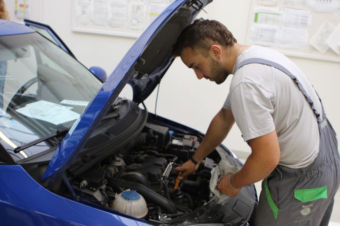 Pracovníci v servisu zkontrolují i stav tekutin. Například nádržku ostřikovačů musí mít všichni stejně plnou.