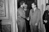 Krátce po úspěšné revoluci v roce 1959 přijel Castro do země, se kterou pak celý život bojoval. Na snímku si podává ruku s tehdejším viceprezidentem Richardem Nixonem.