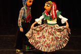Na jihoamerickém folkloru je podle ní pozoruhodné i taneční ztvárnění obřadů a zvyků. Zde předvádí argentinský pár tanec s maskami.