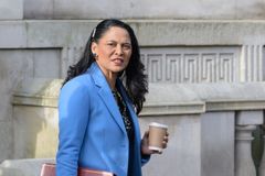 Britská ministryně končí. Mluvila o ochraně nájemníků, ale sama se jich zbavovala