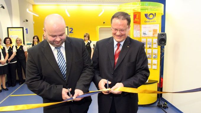 Petr Sedláček (vpravo) předal svou rezignaci ministrovi vnitra Martinu Pecinovi (vlevo). Snímek je z otvírání nové pošty letos v létě.