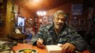 Wolf researcher Werner Freund sits at a table in his home near Wolfspark Werner Freund, in Merzig in the German province of Saarland January 24, 2013. Freund, 79, a former German paratrooper, established the wolf sanctuary in 1972 and has raised more than 70 animals over the last 40 years. The wolves, acquired as cubs from zoos or animal parks, were mostly hand-reared. Spread over 25 acres, Wolfspark is currently home to 29 wolves forming six packs from European, Siberian, Canadian, Artic and Mongolian regions. Werner has to behave as the wolf alpha male of the pack to earn the other wolves respect and to be accepted. Picture taken January 24, 2013. REUTERS/Lisi Niesner (GERMANY - Tags: ANIMALS SOCIETY) Published: Led. 26, 2013, 2:45 odp.