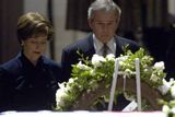 Laura a George Bushovi, první pár USA, vzdávají poctu zesnulému exprezidentu Geraldu Fordovi, jehož rakev byla vystavena v rotundě budovy amerického Kongresu na washingtonském Capitol Hillu