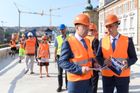 Ministr dopravy Vladimír Kremlík se tak ve středu se šéfem stavební společnosti Hochtief, která se na stavbě podílí, Tomášem Korandou dohodl na termínu dokončení modernizace 1. června 2020.