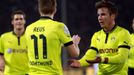 Fotbalisté Borussie Dortmund Marco Reus (vlevo) a Mario Götze slaví gól v utkání Bundesligy 2012/13 s Borussií Mönchengladbach.