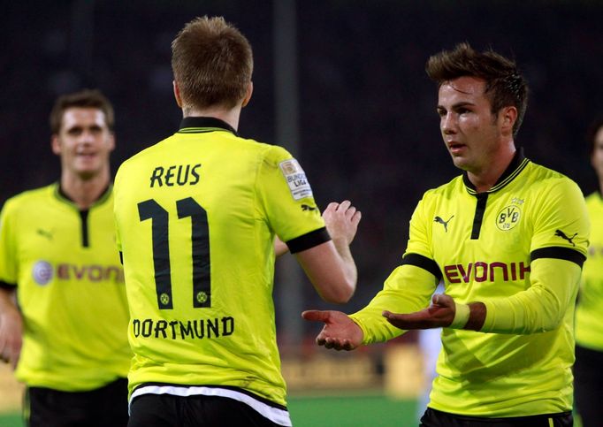 Fotbalisté Borussie Dortmund Marco Reus (vlevo) a Mario Götze slaví gól v utkání Bundesligy 2012/13 s Borussií Mönchengladbach.