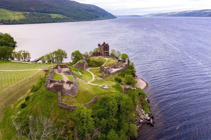 Hrad Urquhart u jezera Loch Ness, 12. 6. 2021. Zřícenina je ikonickým místem, odkud se po staletí vyhlíží legendární Lochnesská příšera.