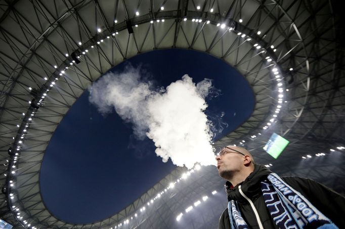 Fanoušek na stadionu Orange Velodrome při zápase Marseille s Nantes