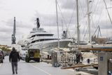 Luxusní loď "Tango" Viktora Vekselberga zabavila v březnu na Mallorce španělská policie s pomocí americké FBI. Tango má cenu 90 milionů dolarů.