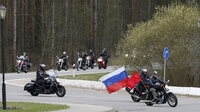 Členové ruského motorkářského klubu Noční vlci během cesty Běloruskem.