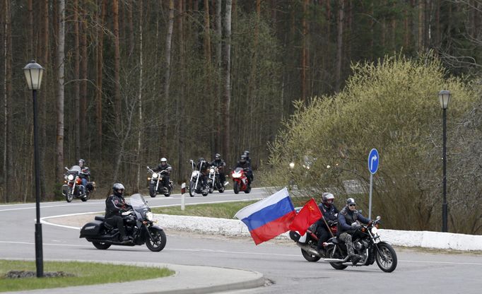 Členové ruského motorkářského klubu Noční vlci během cesty Běloruskem.