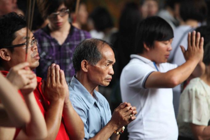 Do buddhistického chrámu se přichází modlit a meditovat mladí i dříve narození...