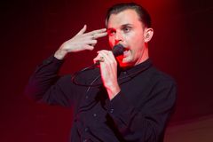 Recenze: Hurts umějí spojit melancholii a taneční groove jako málokdo. V Praze opět excelovali