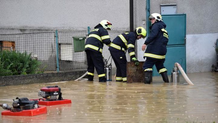 Česko v noci na sobotu zasáhnou silné bouřky, lokálně hrozí přívalové deště; Zdroj foto: ČTK