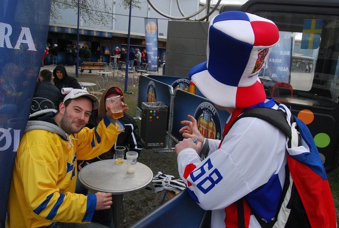 Čeští fanoušci ve Stockholmu před a při zápase českého výběru proti domácím Švédům.