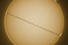 Přelet ISS přes Slunce. Astrofotka měsíce zachytila jev, který netrval ani sekundu