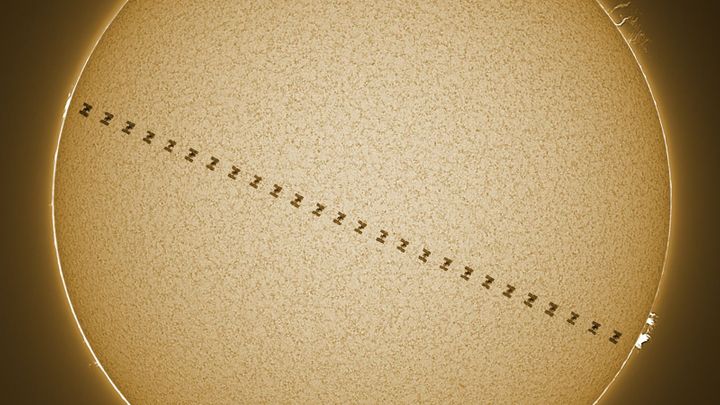 Přelet ISS přes Slunce. Astrofotka měsíce zachytila jev, který netrval ani sekundu