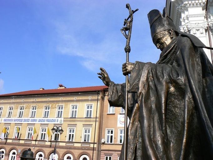 Vadovice leží na jihu Polska a jsou rodištěm nejvýznamnějšího a nejrespektovanějšího Poláka novodobé historie - papeže Jana Pavla II., který se zde narodil jako Karol Wojtyla.