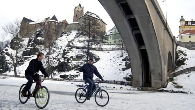 Řeka Ohře je nyní tak zamrzlá, že se po její hladině dá bruslit, jet na kole nebo jít pěšky téměř bez přestávky z Karlových Varů až do Sokolova. O víkendu toho využily stovky lidí. Na fotografii je hrad Loket.
